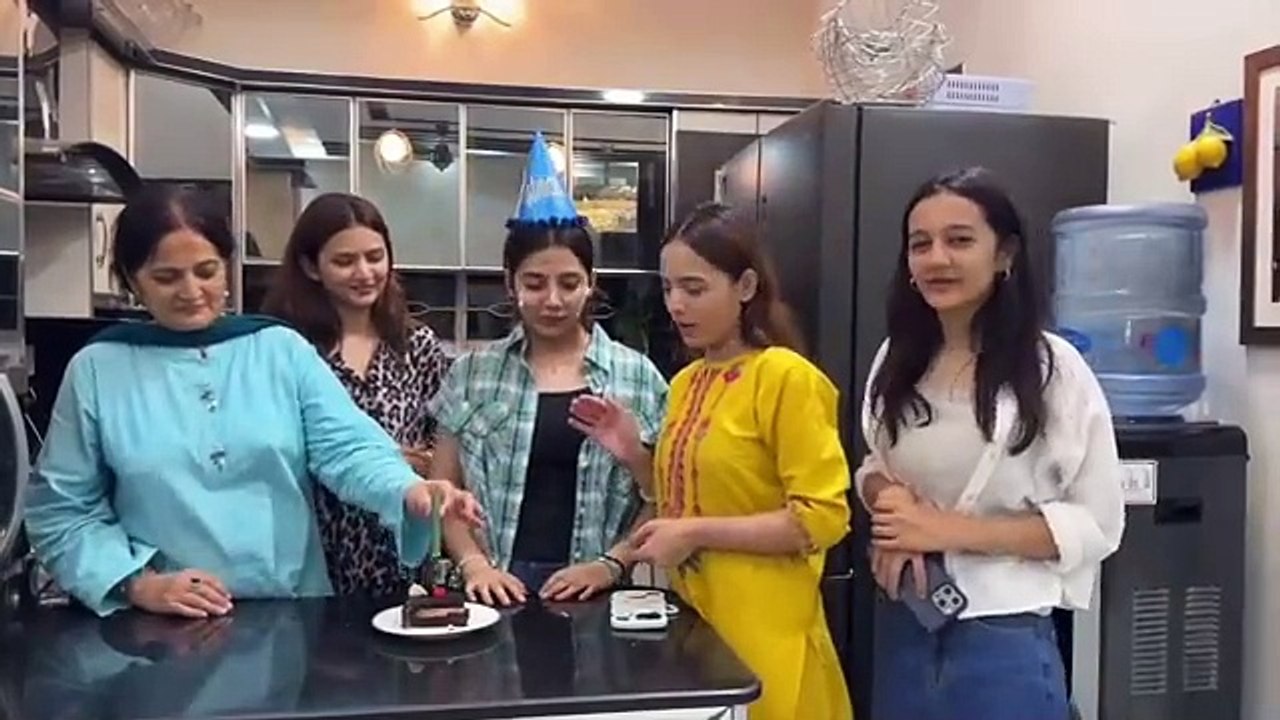 Sistrology Zainab ki Birthday ke Gifts_Dostoun ne Bimar hone per kia Bheja__Sistrology