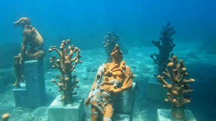 Bodrum'da denizin dibi sanatla buluştu