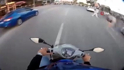Kadıköy'de bir motosikletlinin sürüş şekli tepki çekti! Kadına öyle bir çarptı ki...