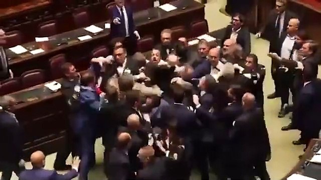 Rissa alla Camera, la spiegazione di Iezzi: «Ho provato a dare un cazzotto ma non l'ho preso»
