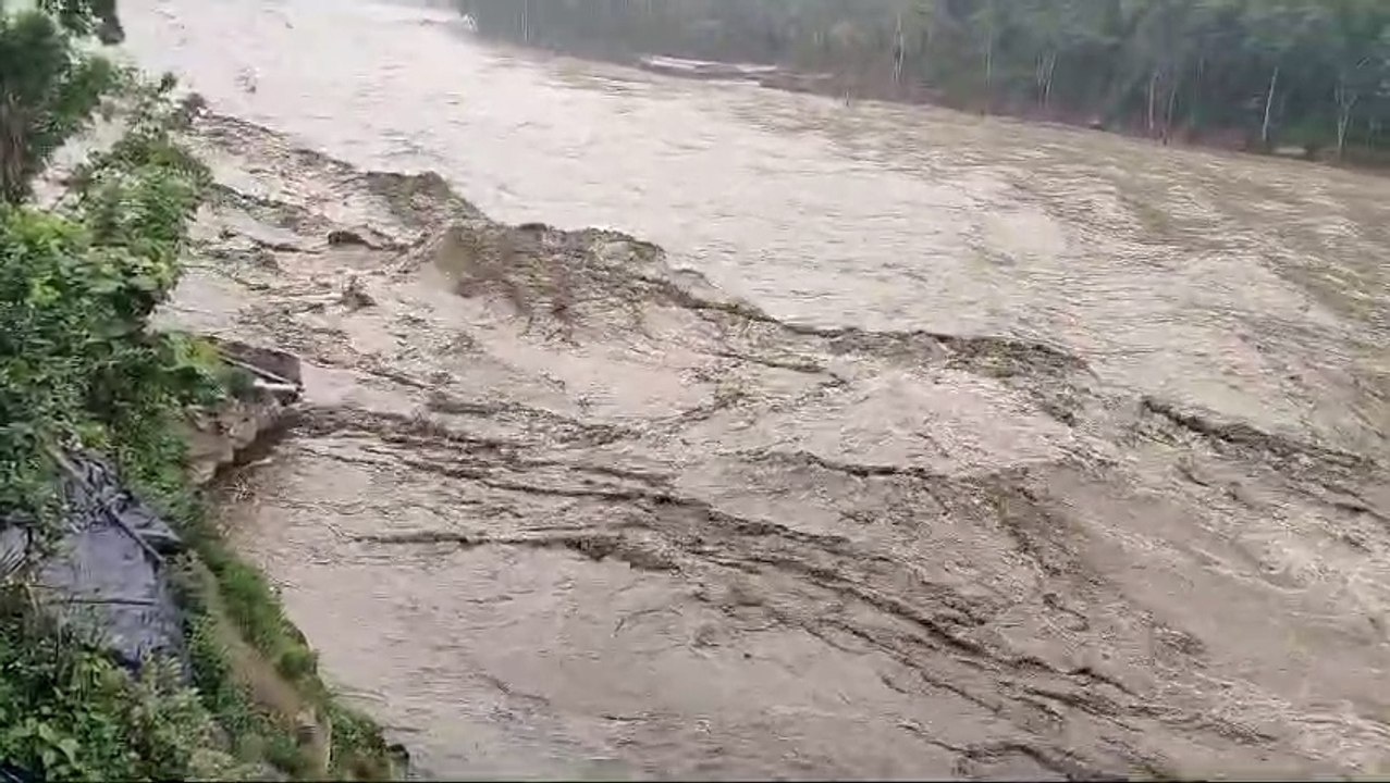 ফুঁসছে তিস্তা! জলের তোড়ে ভাঙ্গছে রাস্তা, উত্তর সিকিমে আটকে একাধিক পর্যটক