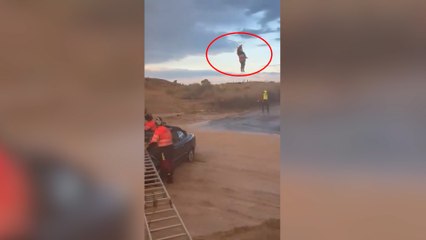 Un helicóptero rescata al conductor de un coche atrapado en el barro en Murcia