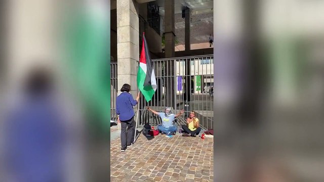 Torino, studenti Pro Palestina incatenati ai cancelli del Politecnico. L'ateneo è bloccato