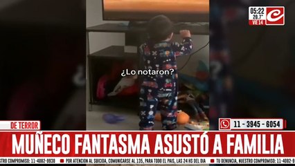 Escalofriante: muñeco queda grabado cuando intenta tomar la pierna de un niño