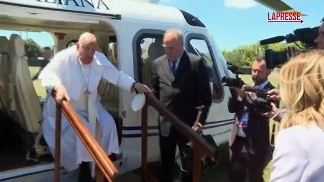 G7, l'arrivo di Papa Francesco accolto da Meloni