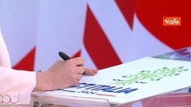 G7 Italia, Meloni firma il cartellone con il logo dell'evento