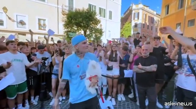 Bagno di folla a Trastevere per Il Tre, il rapper nella sua Roma