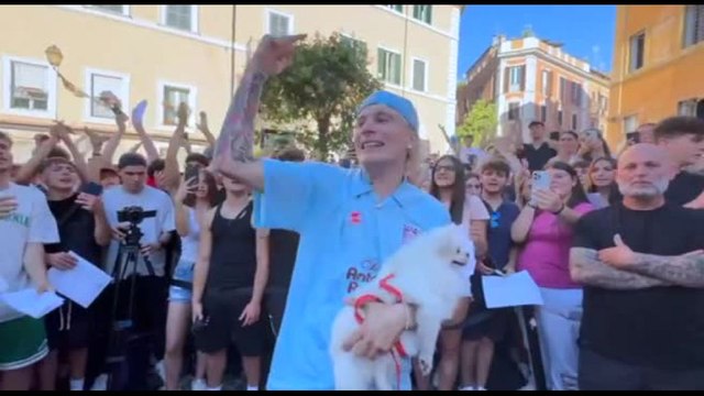 Bagno di folla a Trastevere per Il Tre, il rapper nella sua Roma