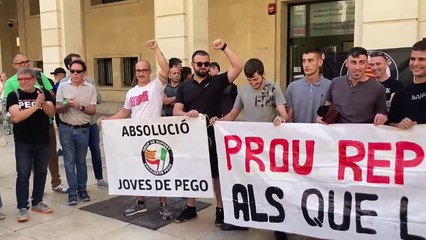 Els antifeixistes de Pego celebren la llibertat després del judici