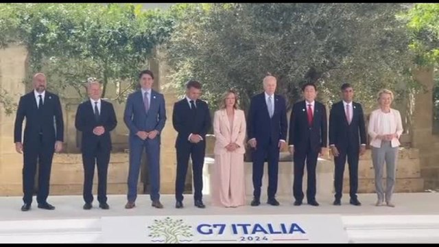 Meloni accoglie Biden. Poi la foto di famiglia per iniziare vertice