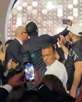 دعوى بمليار جنيه .. محامو الأقصر يقاضون عمرو دياب بسبب واقعة الصفع