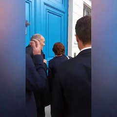 Görevden alınan lider kendisini partisinin genel merkezine kapattı