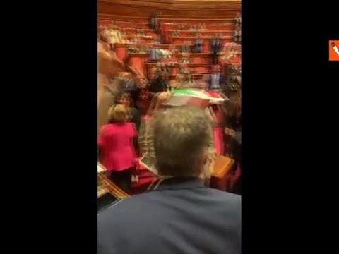 Premierato, protesta opposizioni in Senato: cartelli con bandiera italiana e Inno di Mameli