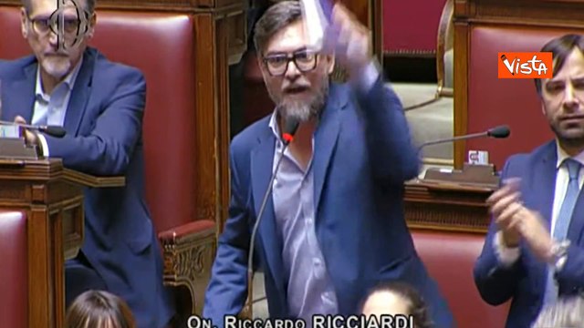 Autonomia differenziata, opposizioni cantano Bella ciao alla Camera. Seduta sospesa