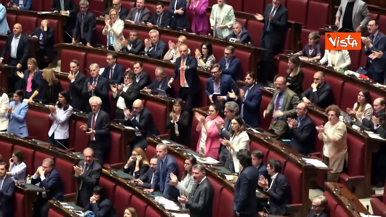 Autonomia differenziata, le opposizioni cantano "Bella ciao" e mostrano il tricolore alla Camera