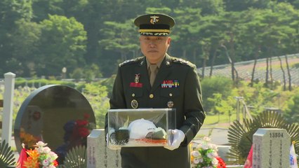 '직속상관' 이용민 중령, 채 상병 묘역 참배..."마지막 약속 지킬 것" / YTN