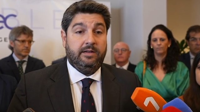 López Miras arremete contra Sánchez por amenazar a los jueces y a los medios críticos