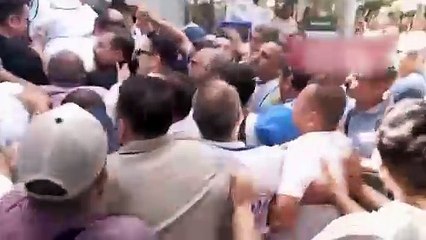 İzmir' deki iş bırakma eyleminde barikatlar yıkıldı