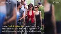 Dua Lipa ed Emily Ratajkowski: stesso top accessibile, due modi di indossarlo