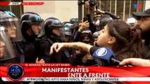 El discurso de una manifestante hace llorar a un policía en la Argentina de Milei: 