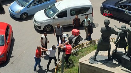 Otomobil sürücüsü ile motosikletlinin kavgasına sivil polisler müdahale etti