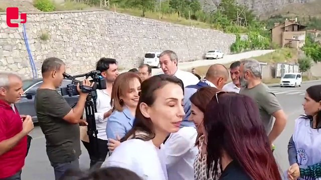 DEM Parti Eş Genel Başkanları Tülay Hatimoğulları ve Tuncer Bakırhan, yürüyüşe katıldı.