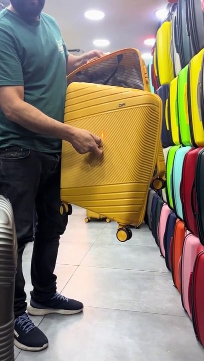 Vendedor que confia a 100% no produto mostra como se vende uma mala de viagem