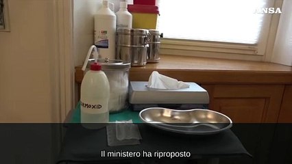 Protesi al seno su minori, il medico: "Non cambiare il corpo per moda"