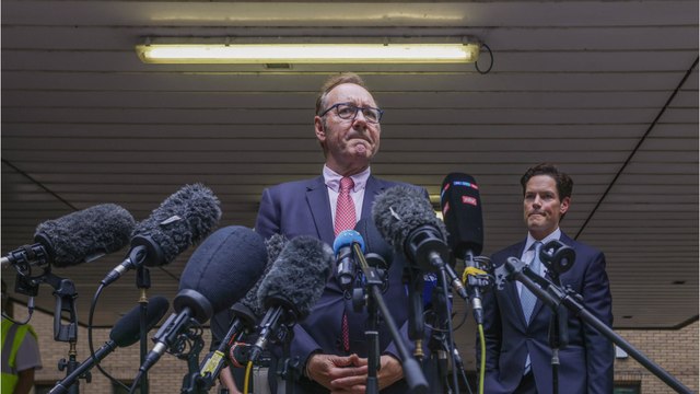 GALA VIDEO - Kevin Spacey ruiné, il fond en larmes à la télévision : “Je dois des millions de dollars…”