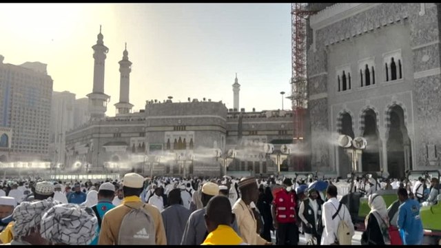 Pellegrini musulmani sfidano il caldo alla Mecca per l'Hajj