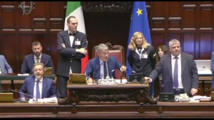 Autonomia, nuova bagarre alla Camera: opposizione intona "Bella ciao"