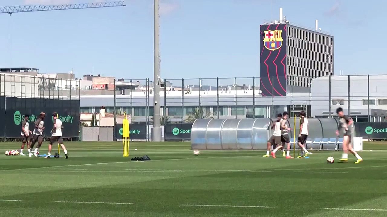 Hansi Flick, Deco y Bojan, espectadores de lujo en el entrenamiento del Barça B