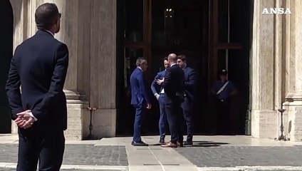 I cronisti fanno ascoltare 'Bella Ciao' a Valditara: "Canzone importante per Resistenza"