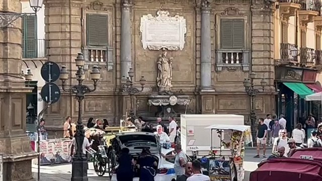 Blitz della polizia municipale ai Quattro Canti a Palermo