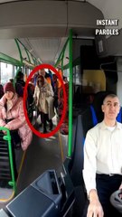 Ces passagers prennent la place d’une dame malvoyante dans le bus puis reçoivent une leçon de vie