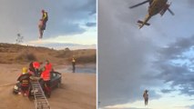 Un helicóptero rescata al conductor de un vehículo atrapado en el barro