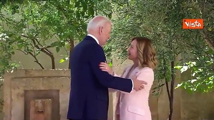 Meloni accoglie con una battuta Biden: «Non si fanno aspettare le donne...»