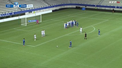 Une tête de Lassana Diakhaby permet au FC Versailles d'ouvrir le score au bout de cinq minutes de jeu.