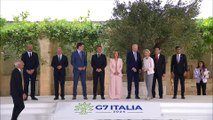 Giorgia Meloni recibe entre olivos y con abrazos a los líderes del G7 y a Zelenski