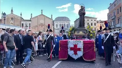 Padova, la statua di Sant'Antonio in processione