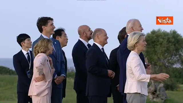 L'atterraggio dei paracadutisti con la bandiera del G7 a Borgo Egnazia