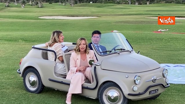 Meloni arriva sul prato del G7 di Borgo Egnazia a bordo di una mini 500