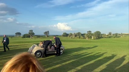 La premier Giorgia Meloni al G7 di Borgo Egnazia a bordo di un'automobile d'epoca