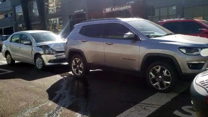 Voyage e Jeep Compass se envolvem em colisão no Centro de Cascavel