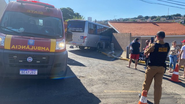 Duas pessoas ficam feridas após micro-ônibus invadir casa em Apucarana