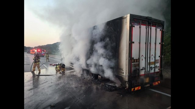 고속도로 달리던 냉동탑차에서 불...타이어 발화 추정 / YTN