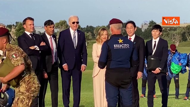 L'applauso dei leader del G7 ai paracadutisti della Folgore dopo l'atterraggio a Borgo Egnazia