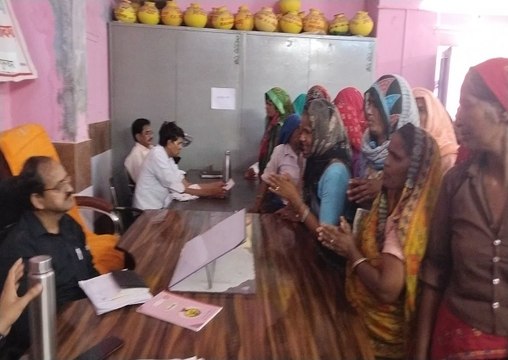 पानी की समस्या को लेकर महिलाओं ने अधिकारियों को खरी-खरी सुनाई, तो मनरेगा में रोजगार की गुहार लगाई...देखें यह वीडियो