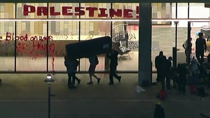 شاهد: متظاهرون مؤيدون للفلسطينيين يسيطرون على مبنى في جامعة كاليفورنيا