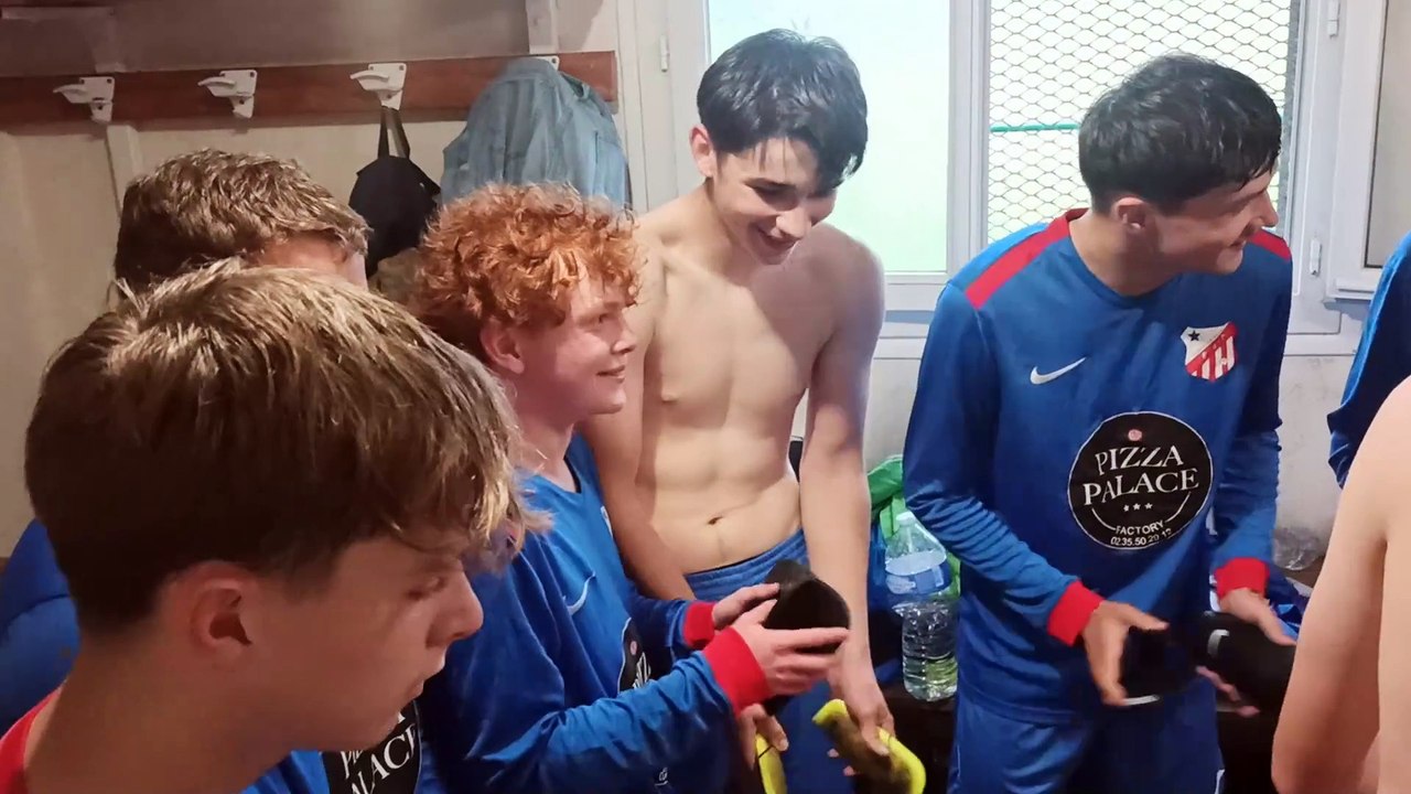 Célébration victoire ! 8eme de finale coupe U18 le 13 juin 2024